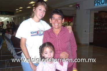 09062008
Lourdes Delgado y Jazmín Favila viajaron a Tijuana y las despidió Cecilia Delgado.