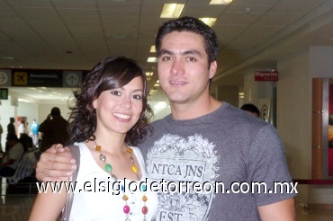 09062008
Rosana Celaya viajó a México y la despidió Jorge Jaik.