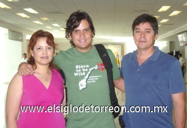 10062008
A la ciudad de Toronto, Canadá, se marchó el joven Josué Mascorro, lo despidieron Elizabeth Bermúdez y Ricardo Mascorro.