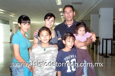 10062008
Daniela López y Samara Pimentel viajaron a la Ciudad de México y fueron despedidas por José, Juan Pablo, Andrés e Isabela López.