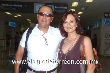 10062008
Javier Pazcual llegó de Ciudad Juárez, siendo recibido por la señora Cristina Pacheco de Chaúl.