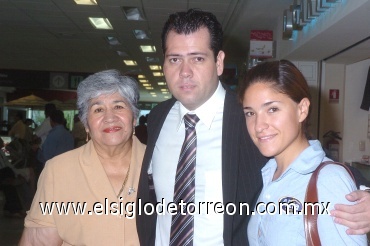 10062008
Simón Vargas se despidió de Carmen Vargas y Ricardo Rendón, por su viaje a México.