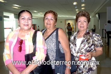 11062008
Esperanza y María Sara Guerrero viajaron a Guadalajara y fueron despedidas por Rosa María Guerrero.