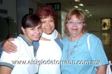 11062008
Irma Elena Luna llegó de la Ciudad de México y Ana Treviño y Ana Trujillo le dieron la bienvenida.