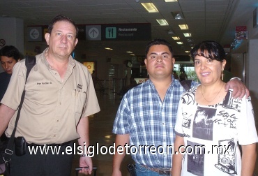 11062008
Jorge Martínez, Elsa Martínez de Muñoz y Luis Muñoz llegaron de Ciudad Juárez.