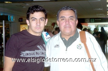 11062008
Rodolfo Serafín Jr. acompañado de su papá Rodolfo Serafín, viajaron a la Ciudad de México.