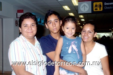12062008
Arely Álvarez viajó a la ciudad de Tijuana, Baja California y fue despedida por Luis Carlos y Lupita  Álvarez.