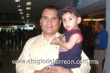 12062008
Padre e hijo. Ricardo Rodríguez y el pequeño Yoshua Rodríguez, se marcharon a la Ciudad de México