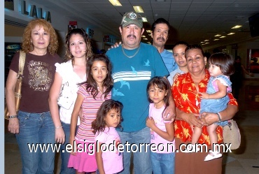 12062008
Se marchó el señor Alfredo Varela a Los Ángeles, California, quien fue despedido por la familia Varela Vázquez