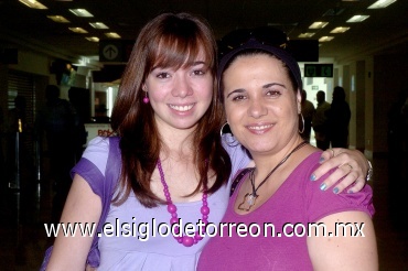 17062008
Angélica Rodríguez viajó a España y la despidió Rosamar Álvarez.