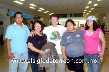 17062008
María Guadalupe y Sara Pacheco viajaron a Tijuana y las despidieron Tomás Favela, Claudia y Carlos Aguilar