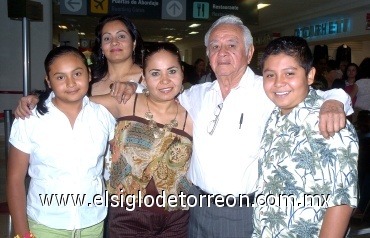 19062008
A San Diego, California viajaron Edmundo, Verónica y Karla Luján, por lo que Mayela y Mario Luján los despidieron