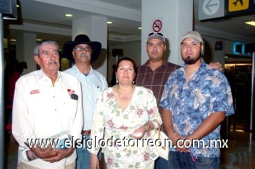 19062008
José Antonia Díaz, Gustavo Villarreal y Martha Díaz volaron a Tijuana y José de Jesús y Jesús José Villarreal los despidieron