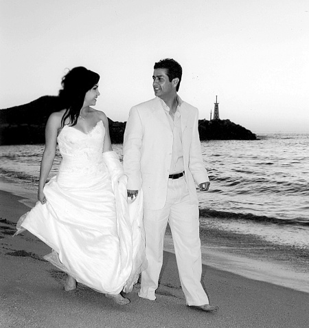 En el altar de la iglesia de La Sagrada
Familia contrajeron matrimonio
la señorita Sandra Elizabeth
Rodríguez Cardiel y el
señor José Sebastián Ortiz Muro.
El enlace tuvo lugar la tarde
del sábado cinco de abril de 2008,
ante el Pbro. Agapito Zamora.