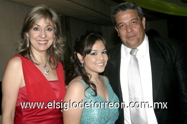 08062008
Cristina Carmona Meredith en la compañía de sus padres Roberto y Elizabeth Carmona, organizadores de la fiesta