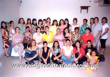 08062008
Janett Vázquez Medrano en su despedida de soltera acompañada de familiares y amigas.