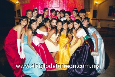 Lorena Barrera junto a todas sus amigas.