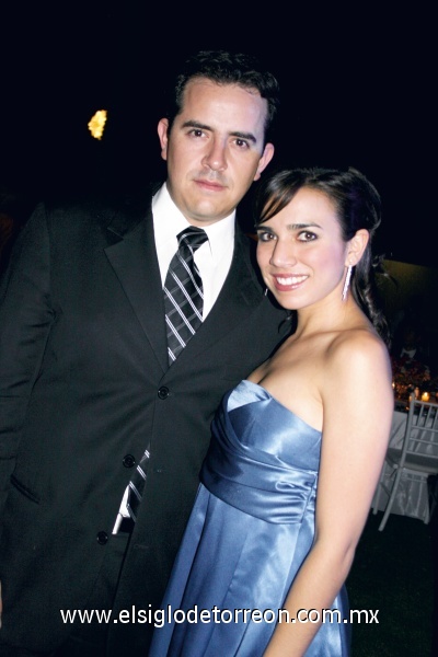 Brindan por los novios
Ángel Herrera y Cristy Abularach.