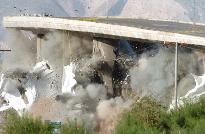 En su oportunidad ingenieros de la Universidad Nacional Autónoma de México (UNAM) dictaminaron que el puente elevado era seguro, pero sus homólogos de la Universidad Autónoma de Nuevo León (UANL) aseguraron lo contrario, y con ello se inició los preparativos de demolición.