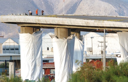 La fallida obra del pasado gobierno de Coahuila provocó polémica entre la sociedad, y el ex Presidente de Coparmex Laguna, Arturo Gallegos Salcido se pronunció porque en ese lugar se construya el “monumento a la corrupción”.