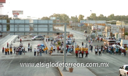 En todo un espectáculo familiar se convirtió la fallida demolición de los viaductos restantes (30 y 80) del Distribuidor Vial Revolución (DVR).