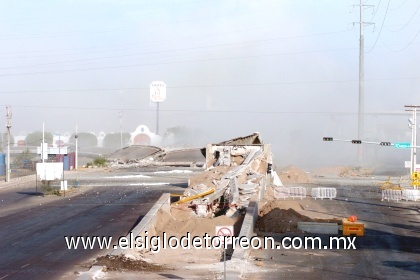 El representante legal de la Compañía Mexicana de Demoliciones y Voladuras, Mario Colunga González indicó que se diseñó un trabajo controlado para que el mismo peso de la estructura hiciera efecto y eliminara los puentes.