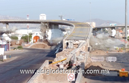 Una hora después de lo programado y con explosivos, fueron derrumbados los puentes que quedaban del distribuidor vial Revolución.