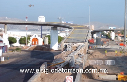 Este domingo a las 8:26 horas, en milésimas de segundo, el viaducto 30 (Matamoros-Mieleras) fue volado totalmente y reducido a escombro, pero no así el 80 (Revolución-Periférico y el más alto), pues una parte resistió el uso de explosivos y seis de las gruesas columnas reforzadas con acero y concreto quedaron en pie.