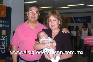 20062008
Elizabeth Durán de Saracho y el pequeño Roberto Mayer, fueron despedidos por Sergio Saracho por su viaje a Villahermosa, Tabasco.