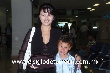 20062008
Tomaron un vuelo a la Ciudad de México, Selene Rosales y el niño Miguel González.