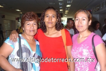 21062008
A la ciudad de Tijuana se marchó la señora Victoria Luna y fue despedida por Imelda Moreno y Sugey Hernández