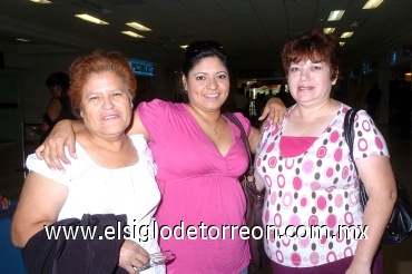 21062008
Alejandra y Rosy Téllez fueron despedidas por María del Carmen Ayala, ya que se marcharon a la ciudad de Veracruz