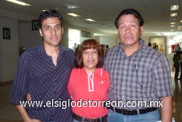 21062008
Los esposos José Luis Vaquera y Gloria Carmona viajaron a Los Ángeles, California, a quienes acompañó su hijo José Luis Vaquera Jr. para despedirlos