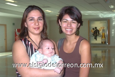 22062008
Con Rumbo a San Diego, viajó Samantha Brooks quien fue despedida por Elizabeth Márquez y el pequeño Sebastián
