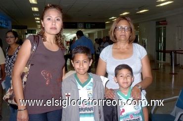 22062008
Se marcharon a Tijuana, Claudia Garza y los niños Juan José y Ed Juárez, Noemí Chávez los despidió