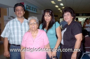 22062008
Valeria Bustos y Josefina Bañuelos fueron despedidos por Óscar y Beatriz Bustos, ya que se marchan a Los Ángeles, California
