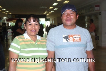 23062008
Moisés Nápoles se marchó a la ciudad de Tijuana en Baja California y su esposa Alejandra Hernández lo acompañó al aeropuerto a despedirlo.