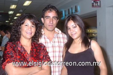 23062008
Rumbo a Tijuana viajaron María y Daniela Martínez, ellas fueron despedidas por Gerardo Martínez.