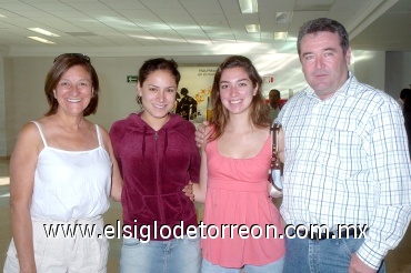 24062008
Adriana Repellín viajó a México y la despidieron Alejandro Sánchez, Adriana Moreno y Óscar Sánchez.