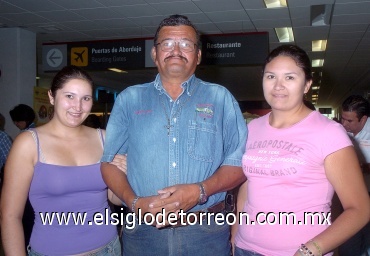 25062008
Con rumbo a la ciudad de Querétaro, Qro., partieron Mirna, Edmundo y Ángeles Guerrero