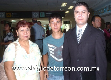 25062008
Imelda y Ángel Sánchez despidieron a Adrián Rentería que viajó a la Ciudad de México