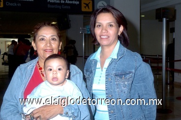 25062008
Rumbo a Europa partió María Esparza y fue despedida por Lupita Canales y Cristian Sepúlveda