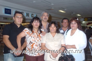 26062008
A Cuba viajaron Mary Carmen Martínez, Evencio Serrato, Alberto Adame, Olga Guerrero, Silvia Valladares y Germán Rodríguez