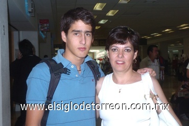 26062008
Eduardo García viajó a Canadá y fue despedido por Ana Lucía de García