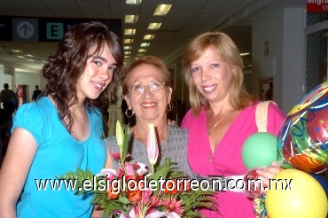 27062008
Patricia Díaz llegó de Cuba y fue recibida por Vanessa Vera e Irelina Luis
