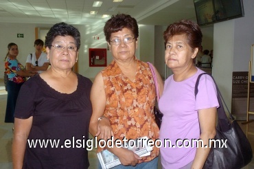 28062008
Carmen Cuéllar voló hacia Santa Ana, California y fue  despedida por Concepción y Dolores García