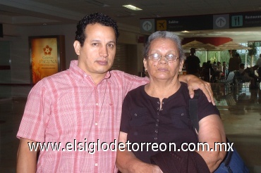 28062008
Reyes García despidió a Teresa Rodríguez, quien viajó a Tijuana