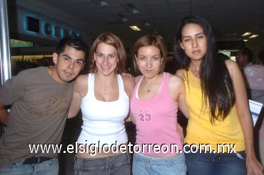 29062008
Bárbara Chiaramonti viajó a Brasil y la despidieron Jonathan Pérez, Claudia Donatlan y Sandra Vázquez