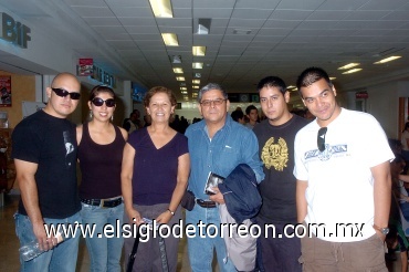 29062008
Felipe Perales y Luz Jiménez viajaron a Buenos Aires y los despidieron Érik Muñoz, Goreti Carreón y Felipe y Luis Felipe Perales