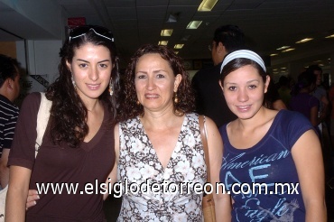 30062008
Cristina Montano llegó desde la Ciudad de México y la recibieron Susana de Montano y Susy Montano